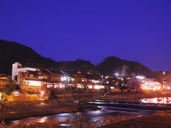 ◆川を挟んで反対側の遊歩道からの全景。夜は風光明媚な雰囲気を漂わせる。