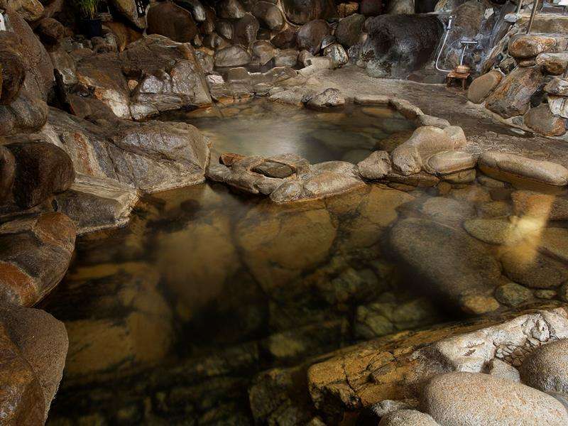 「巌窟の湯」ラドン泉・トリウム泉の２種類あり、自噴のトリウム泉は、世界でも類のない温泉です。