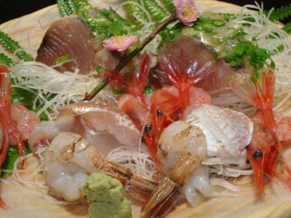春の魚介類をふんだんに使用した新鮮なお造り
