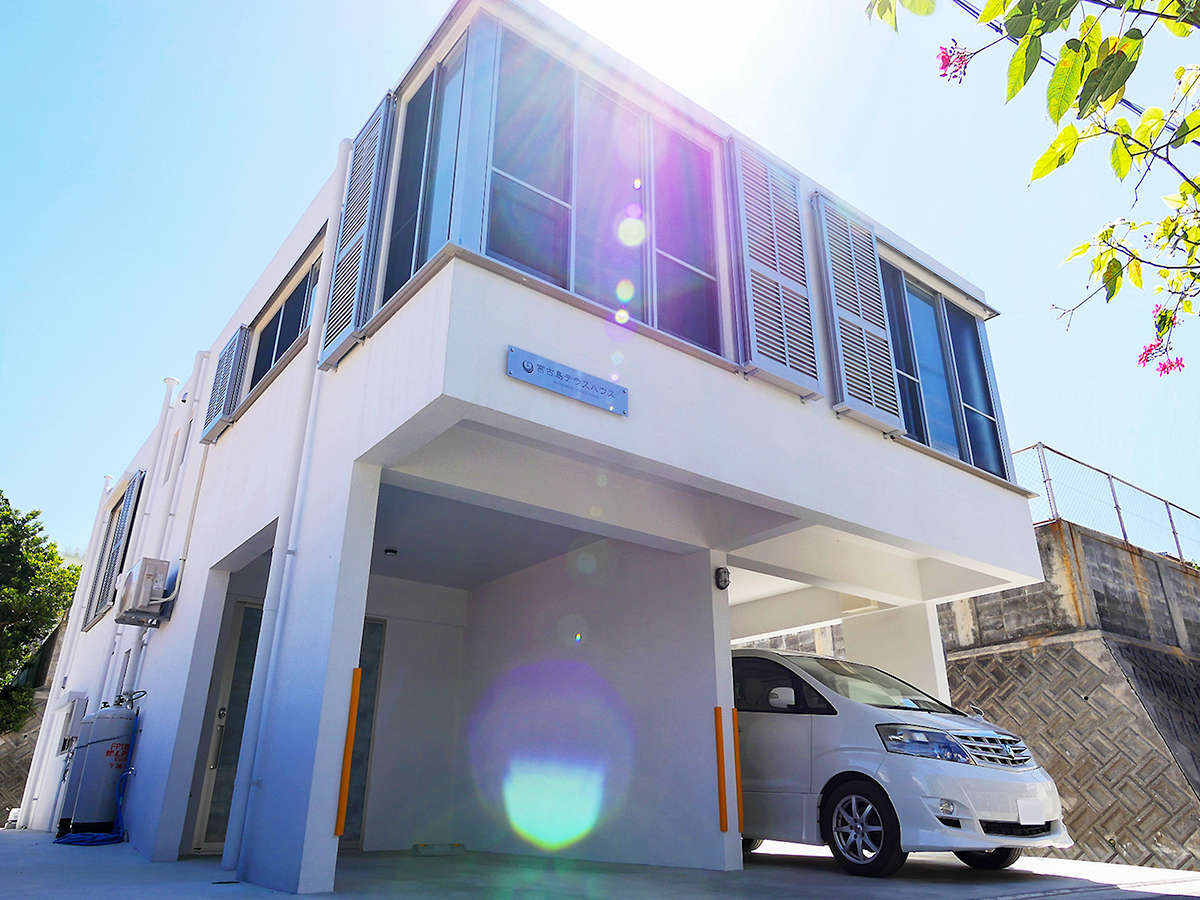 *外観/ガレージ付きの2階建てペントハウスタイプ