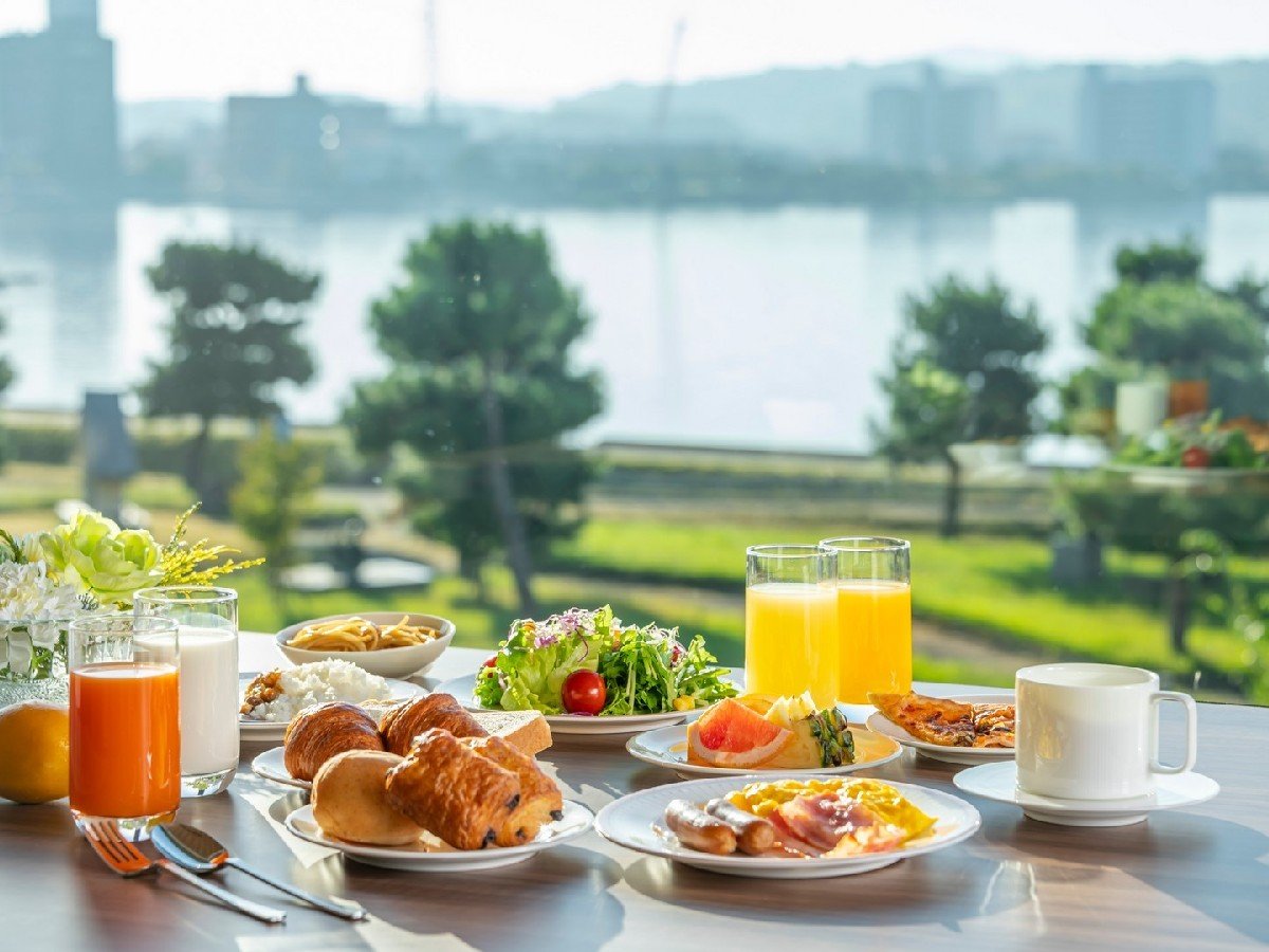 朝の宍道湖を眺めながら楽しむ、レストランアヴァンシアの朝食バイキング。