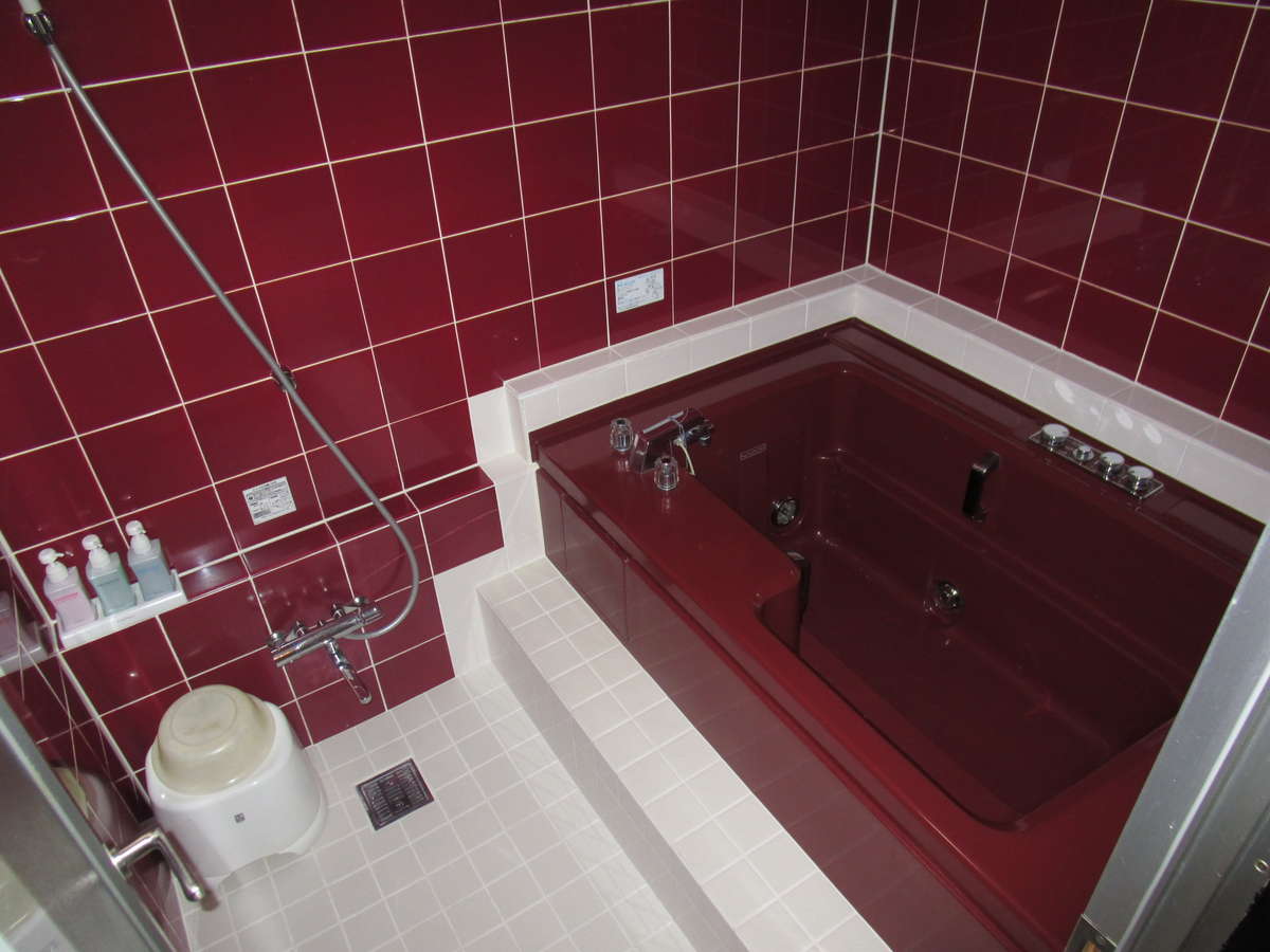 ★デラックスツインルームのお風呂…ゆったり浴槽。ジェットバスは付いておりません。