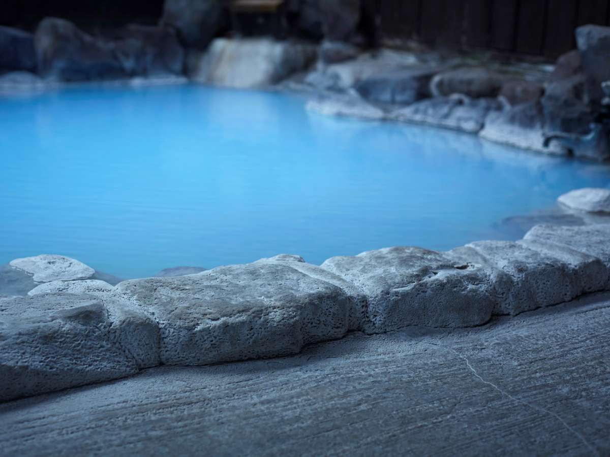 貸切湯/照湯　季節や天候によって変化するブルーの湯　メタケイ酸量723mgと国内トップクラスの美肌の湯