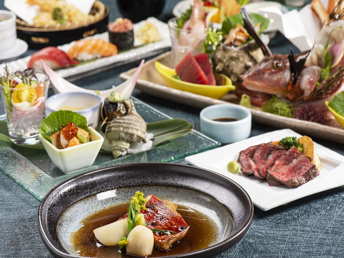 竜宮の使いの夕食「伊豆海の幸・山の幸会席」です。メインはオープンキッチンで調理、熱々を！