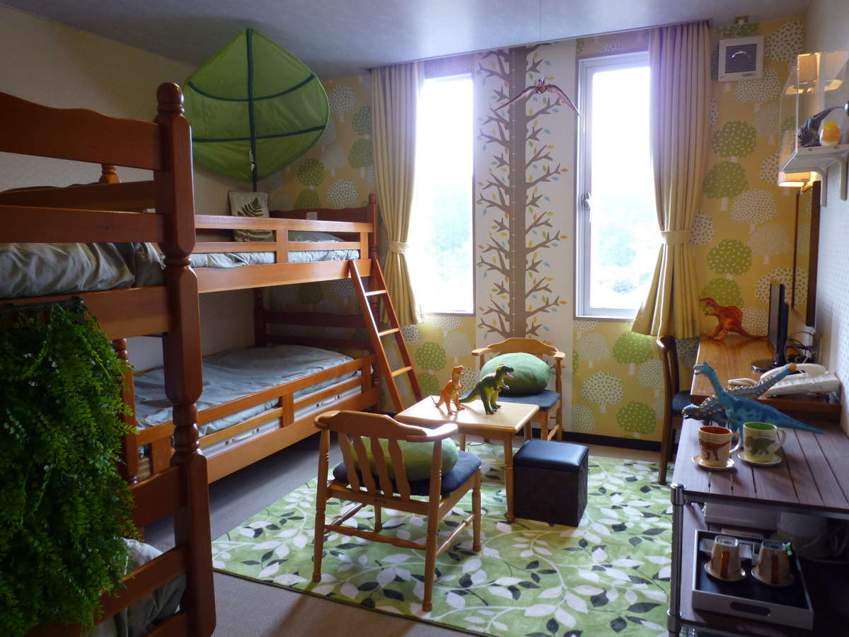 【２段ベッドで４人部屋の恐竜ルーム・３０２】２段ベッドを利用した、子供向けの可愛い恐竜のお部屋です。