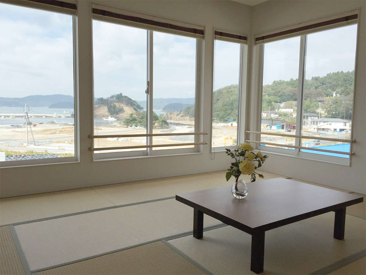 *客室一例／大きな窓から海を眺められる海側のお部屋。12.5畳で広々お過ごしになれます。