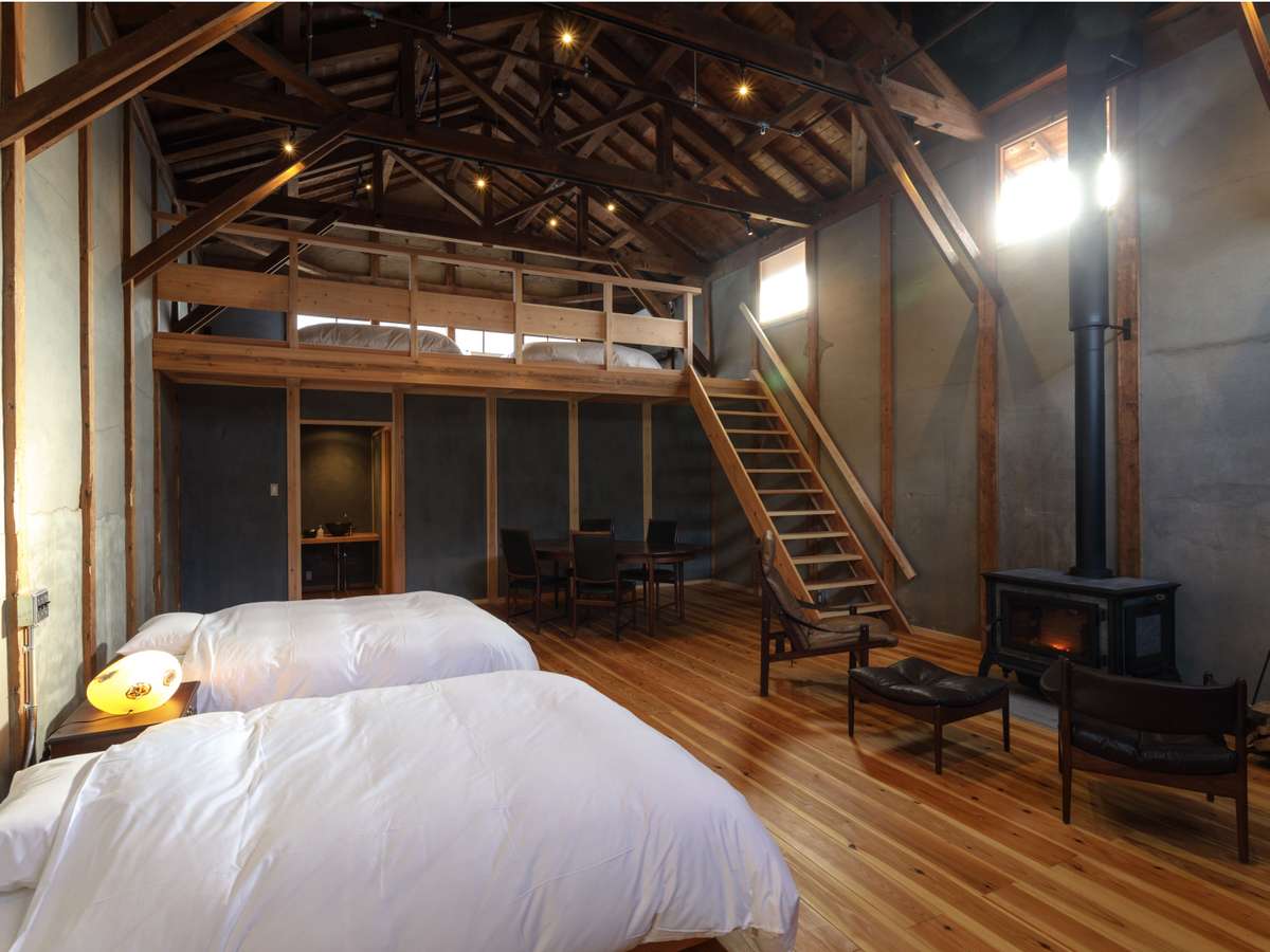 【客室】道具廻(どうぐまわし)：元米蔵を改修した広く開放的な空間にはロフトや薪ストーブが特徴的