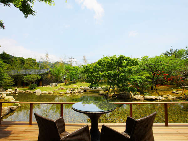 河津の自然と調和した、テラスから眺める日本庭園。ダイニングからも景観がお愉しみいただけます。