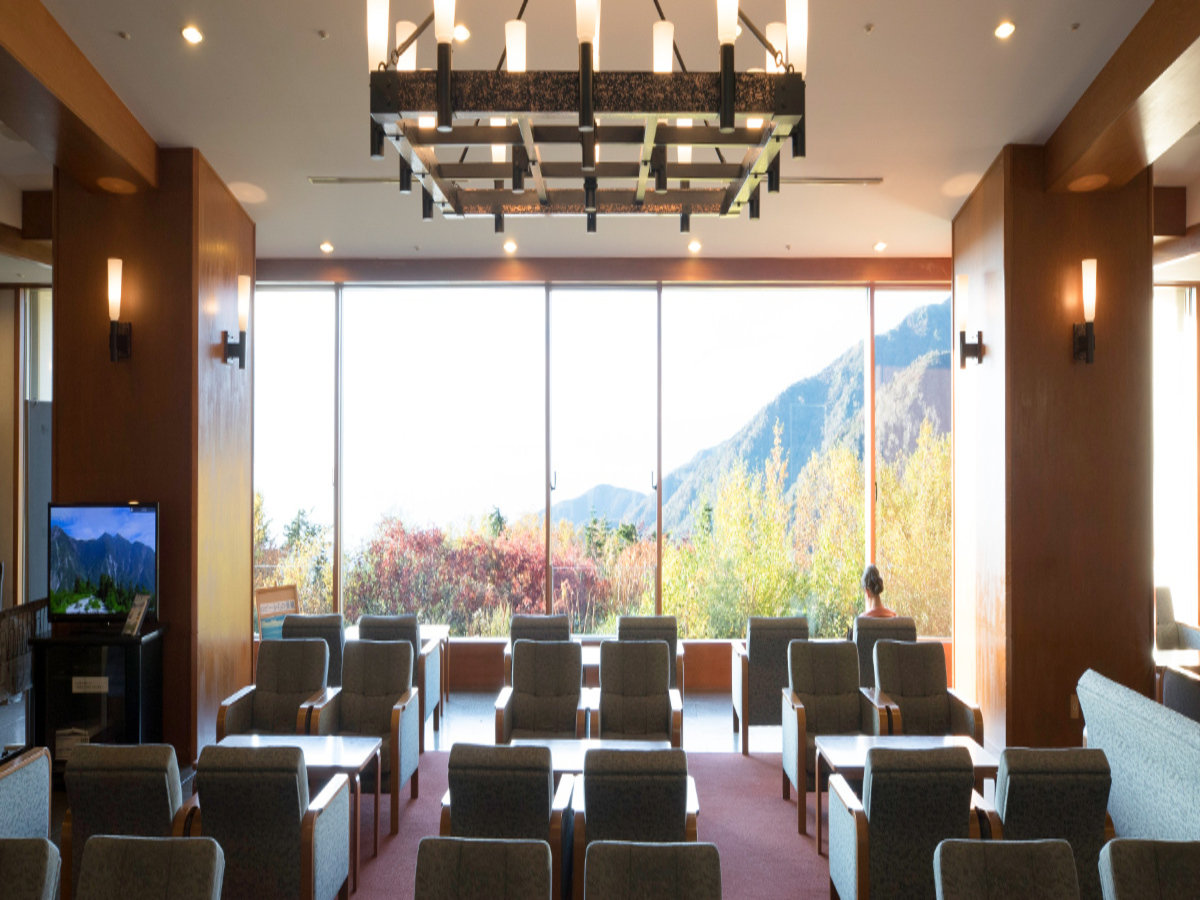 ロビー 絵画のような景色を眺めながら、お寛ぎいただけます