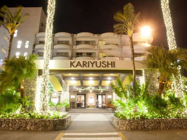 【ホテル玄関前】笑顔と沖縄らしいホスピタリティでお迎えいたします。気軽にお申し付け下さい。