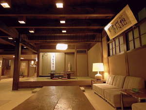【ロビー】昭和初期の建築を受け継いだ本館は、老舗旅館ならではの時を重ねた風情が漂います