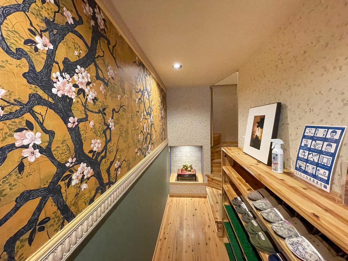 一階玄関口　櫻木と櫻花でデザインされた通し壁がお出迎え　正面には今年の干支の置物