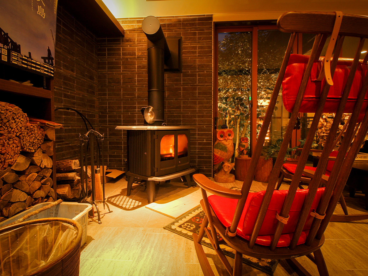 #館内_明海荘のコンセプトは「島のリゾート。ロッキングチェアがゆれる心休まる空間です。　