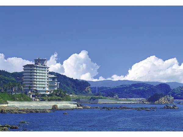 鹿児島県側から見える志布志湾大黒リゾートホテル
