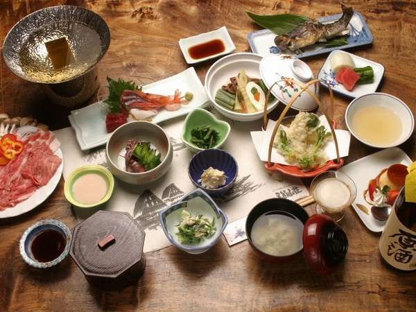 五箇山ならではの山菜・岩魚・五箇山豆腐など、富山の山・海の幸を盛り込んだ御夕食。