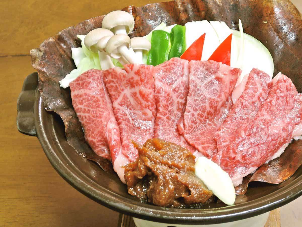 *【夕食一例】飛騨らしい牛肉の朴葉味噌焼き