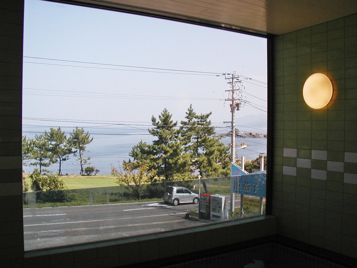 *お風呂からの景色。日本海を眺めれます