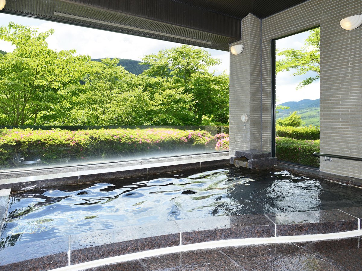 箱根仙石原の温泉浴場「春山」。無色透明無臭のカルシウム硫酸塩泉です。（玄関を出て別棟にございます）