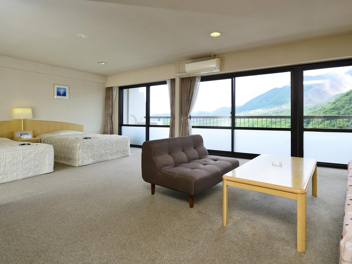 大自然の眺望を堪能できる客室は全室南向き（ベッド2台＋ソファベッド1台の客室例）全室ミニキッチン付き