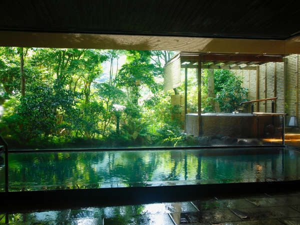 ■緑樹に包まれた、しっとりとした大浴場です。浴場内の露天風呂もお楽しみください。