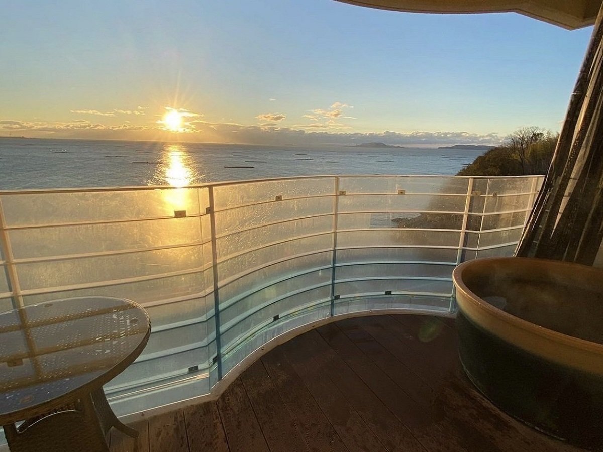 露天風呂付客室では瀬戸内海から昇るサンライズを望みながらのご入浴が愉しめます。