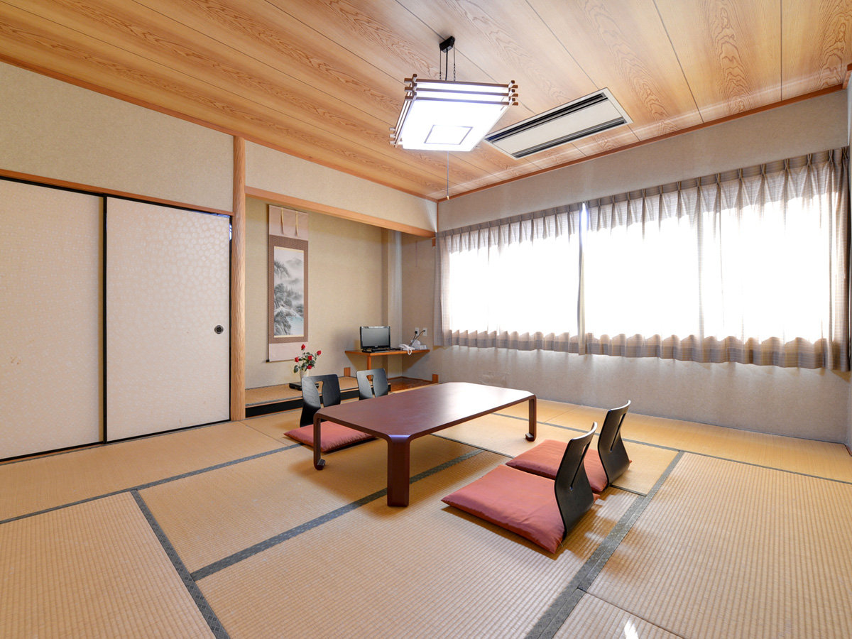*和室10畳（一例）/自然豊かな秋吉台に佇む当館だからこその絶景をお部屋からお愉しみいただけます。