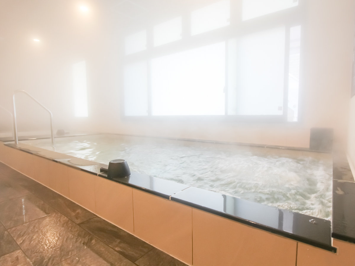 最上階には大浴場露連風呂完備中伊豆から運搬されている天然温泉をご提供しております。神代の湯