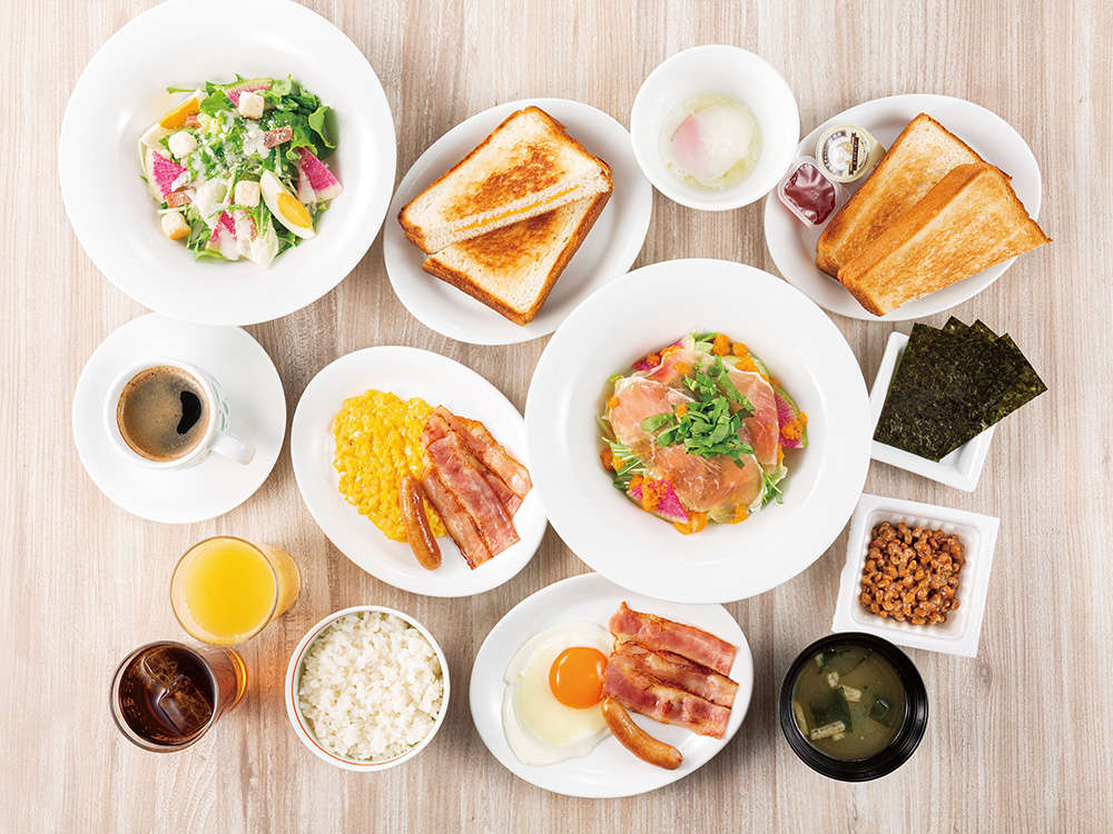 【朝食】3階レストラン…サイドメニュー５種＋メインメニュー5種＋ドリンクバーを組み合わせたプレート。