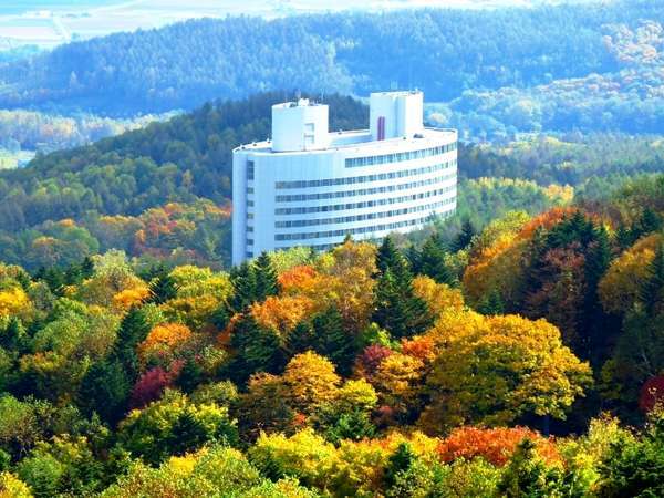 秋の新富良野プリンスホテル。紅葉の見頃は9月下旬～10月中旬【外観】