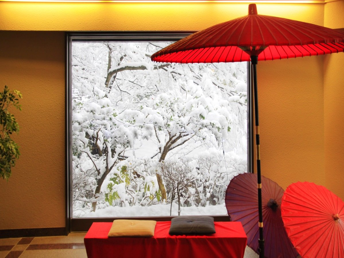 ◆雪景色の和モダンロビー：日本の四季を愉しむ