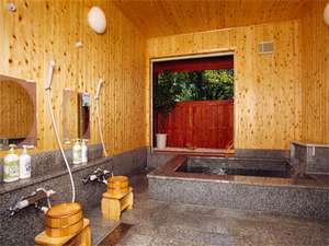 【貸切風呂】家族4人で入ってもゆったりのお風呂は天然温泉で体の芯までぽかぽかです。