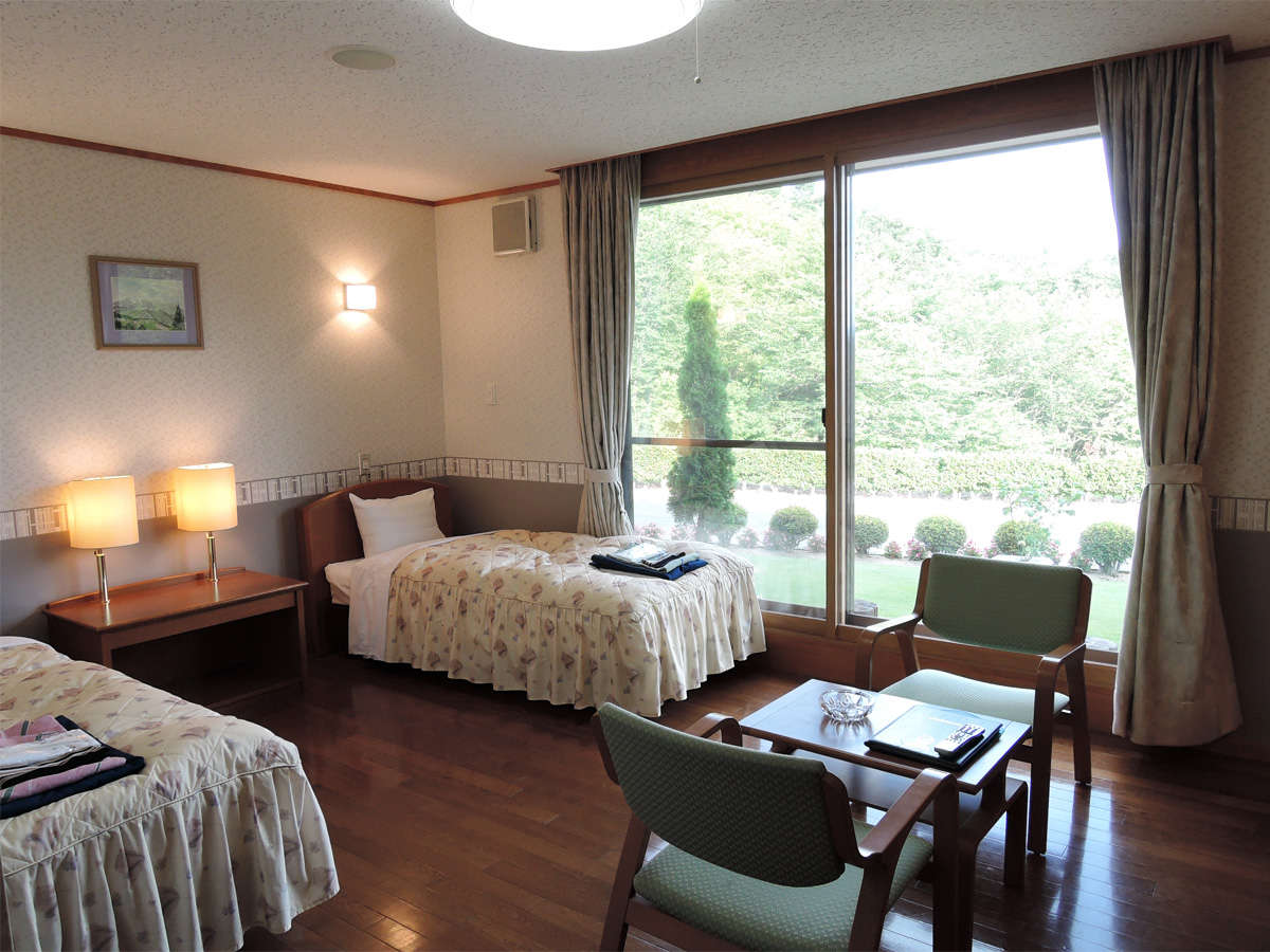 *ツインルーム一例／大きな窓から、阿武隈の山並みと綺麗なお庭を一望！ 