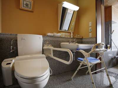 【ホテルノイシュロス小樽】バリアフリー和洋室（最大４名・52平米）トイレと洗面所