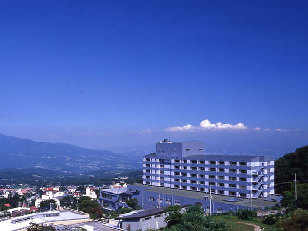 上州の山並みを望む高台に位置するホテル木暮