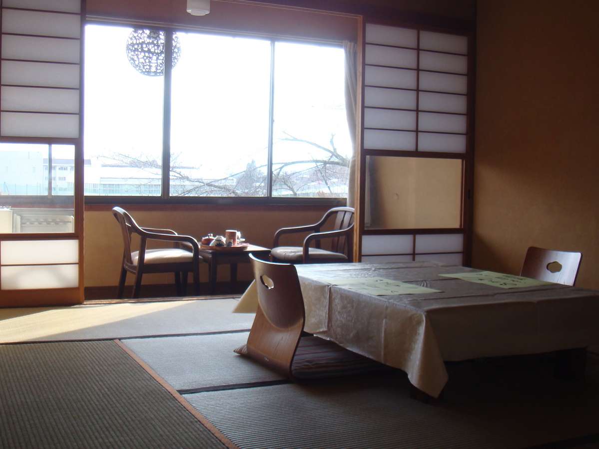 善光寺を望む落ち着いた和室です。