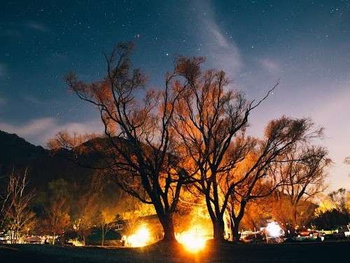 夜の焚き火 少し離れたところからの風景 見上げるときれいな星空が広がります