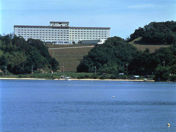 宮津湾沿いの高台に佇む充実の施設を備えるリゾートホテルです。