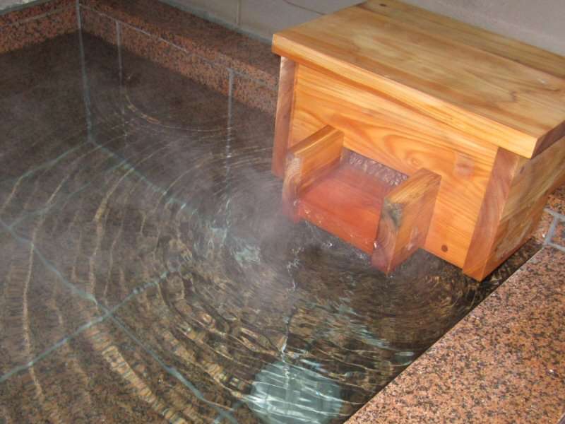 草津温泉１００％かけ流しの温泉です。貸切お風呂で身体の芯まで温まってください。