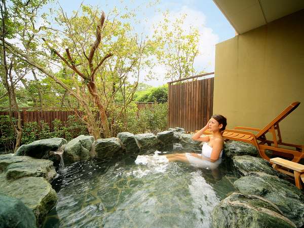 四季彩豊かな那須の自然をお楽しみいただける庭園付露天風呂（１階客室一例）