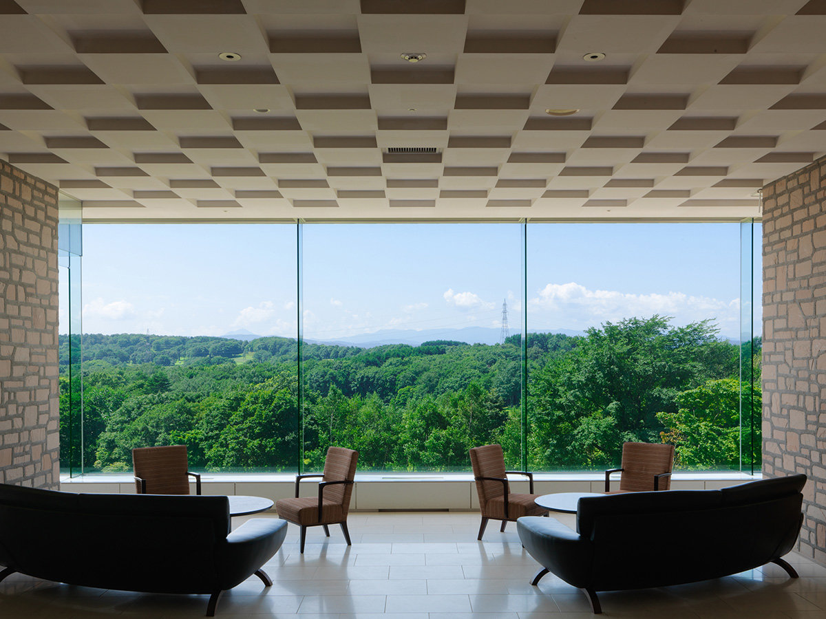 【フロント】目の前には北海道の広大な緑が広がります