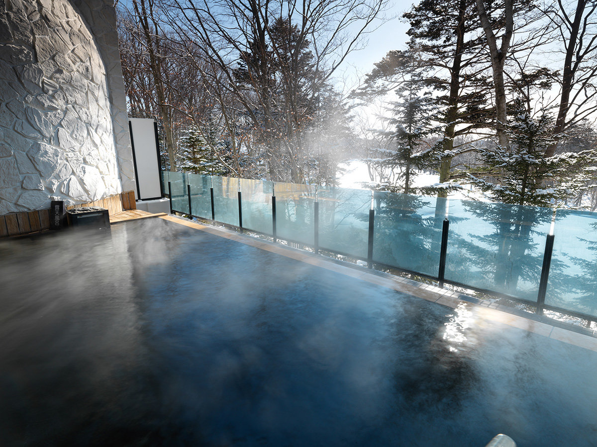 【露天風呂】丘一面の雪景色と、「美肌の湯」で心も体も解き放たれる