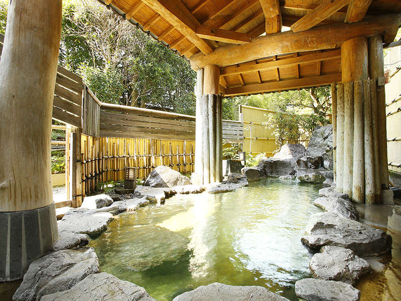 男性大浴場（露天風呂）…緑と岩に囲まれた源泉100%掛け流し〈宿泊者無料〉
