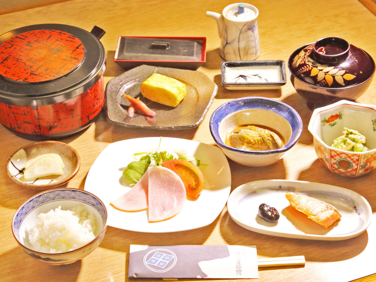 *ご朝食一例　軽井沢産ハム／信州産野菜の小鉢・お米など地元の食材にこだわっております。