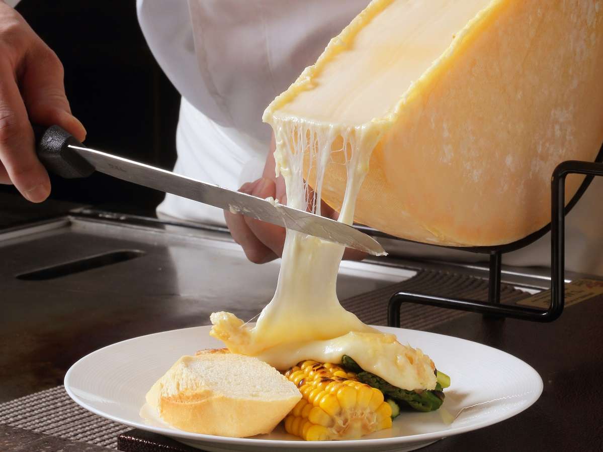 【夕食ビュッフェ】ラクレットチーズをたっぷりかけてお召し上がりください♪