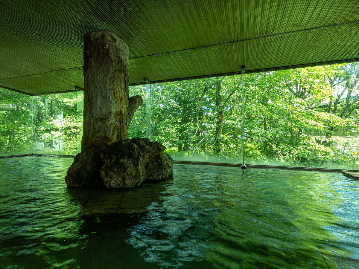 【男湯大浴場】新緑が広がる男性用大浴場。源泉かけ流しの天然温泉です。