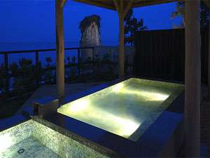 大浴場露天風呂。夜の静かな海・見附島を眺めながらホッと一息・・