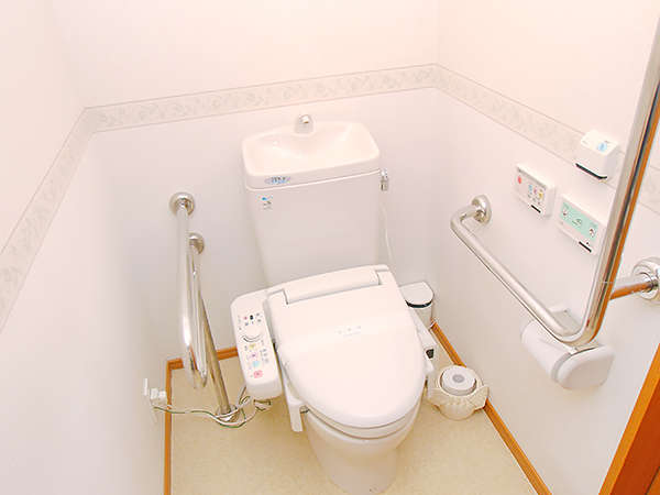 【ホテルサンバレー 和楽】バリアフリールーム（最大４名・53平米）のトイレ