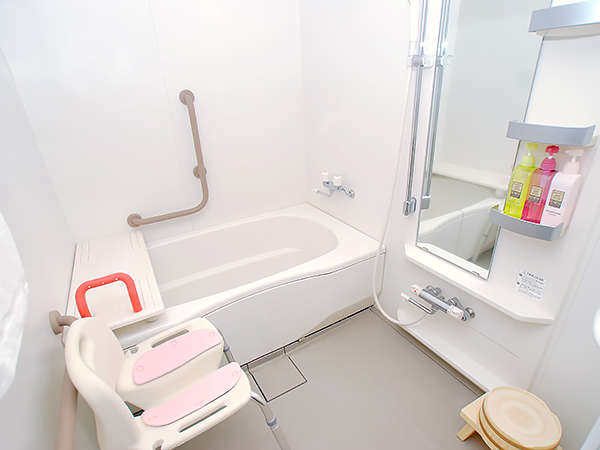 【ホテルサンバレー 和楽】バリアフリールーム（最大４名・53平米）の浴室