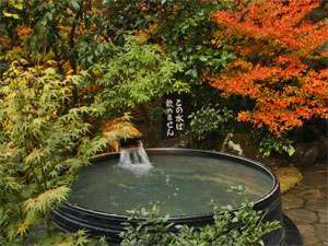 11月下旬は紅葉を眺めながらのご入浴をお楽しみいただけます。