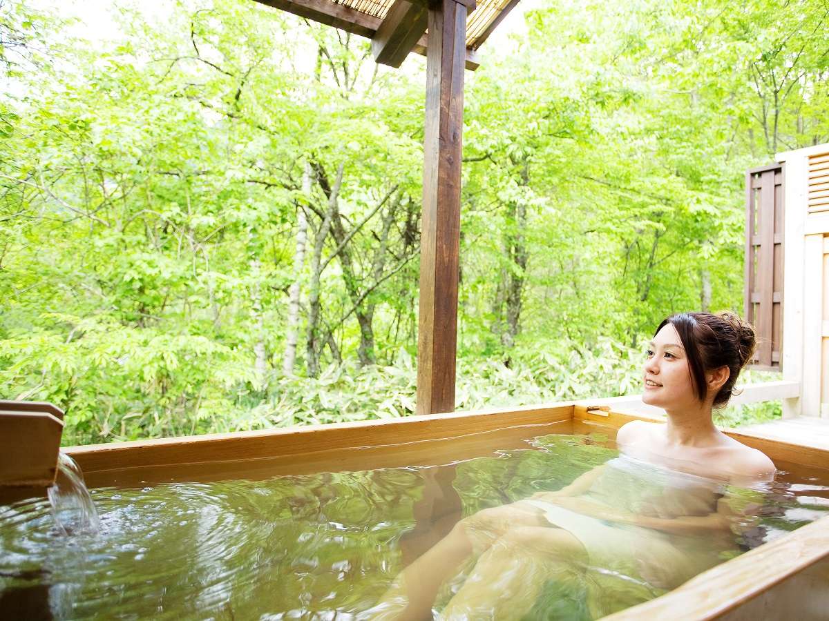 【露天風呂付離れ　別棟：姫子松の抄】檜造りの客室露天風呂では大自然を満喫♪